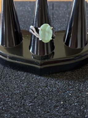 Silver Tone Green Oval Center Ring Size 7.5 NWOT